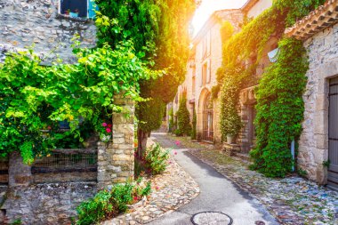 Vaison-la-Romaine, kayalık bir uçurumun tepesine kurulmuş bir ortaçağ kasabası. Büyüleyici ortaçağ kasabası Vaison la Romaine 'i keşfedin Provence Alpes Cote dAzur, Vaucluse, Fransa.
