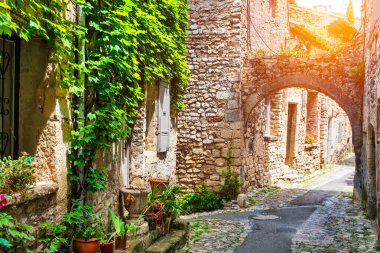 Vaison-la-Romaine, kayalık bir uçurumun tepesine kurulmuş bir ortaçağ kasabası. Büyüleyici ortaçağ kasabası Vaison la Romaine 'i keşfedin Provence Alpes Cote dAzur, Vaucluse, Fransa.