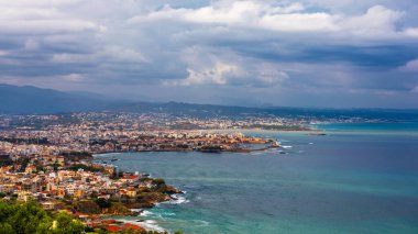 Chania 'nın eski bir limanı. Girit adasının simgeleri. Yunanistan. Chania Körfezi, güneşli yaz gününde, Girit Yunanistan. Girit, Yunanistan 'daki eski Chania limanının manzarası. Chania Limanı ya da Hania.
