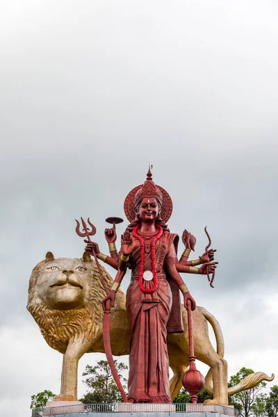 Hindu tanrıça Durga Maa 'nın güçlü bir heykeli. Kutsal Ganga Talao' da altın bir aslanla birlikte. Büyük Bassin Tapınağı 'ndaki Shiva heykeli, dünyanın en uzun Shiva tapınağı, 33 metre yüksekliğindedir. Mauritius