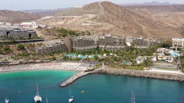 Anfi plajı ve tatil köyü, Büyük Kanarya, İspanya. Playa Anfi del Mar, Gran Canaria Adası, İspanya 'da güzel bir plaj. Gran Canaria 'daki Anfi del Mar Plajı, Kanarya Adaları, İspanya.