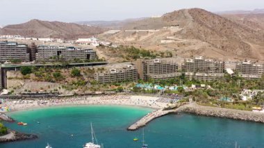 Anfi plajı ve tatil köyü, Büyük Kanarya, İspanya. Playa Anfi del Mar, Gran Canaria Adası, İspanya 'da güzel bir plaj. Gran Canaria 'daki Anfi del Mar Plajı, Kanarya Adaları, İspanya.