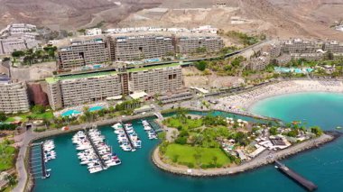 Anfi plajı ve tatil köyü, Büyük Kanarya, İspanya. Playa Anfi del Mar, Gran Canaria Adası, İspanya 'da güzel bir plaj. Gran Canaria 'daki Anfi del Mar Plajı, Kanarya Adaları, İspanya.