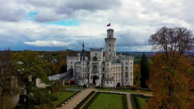 Hluboka nad Vltavou Şatosu Çek Cumhuriyeti 'nin en güzel kalelerinden biridir. Sonbaharda Hluboka nad Vltavou Şatosu 'nda kırmızı yapraklarla, Çek Cumhuriyeti. Hluboka nad Vltavou kalesinin renkli sonbahar manzarası.