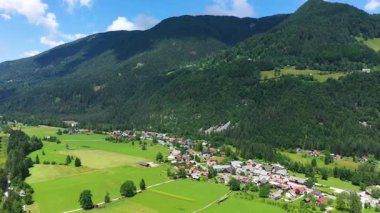 Slovenya 'nın Gozd Martuljek kasabası yazın arka planda güzel doğa ve dağlarla. Slovenya 'daki Gozd Martuljek' in yanındaki dağ manzarası, Gozd Martuljek 'in tepesinden manzara.