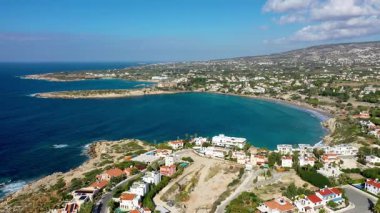 Kıbrıs 'taki Coral Bay plajının havadan panoramik görüntüsü. Kıbrıs Rum Kesimi 'nin Paphos ilçesi Peyia köyü, Coral Bay plajının yukarıdan görünüşü. Kıbrıs Rum Kesimi Peyia köyündeki Coral Bay plajının hava manzarası.