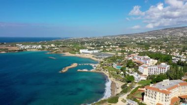 Kıbrıs 'taki Coral Bay plajının havadan panoramik görüntüsü. Kıbrıs Rum Kesimi 'nin Paphos ilçesi Peyia köyü, Coral Bay plajının yukarıdan görünüşü. Kıbrıs Rum Kesimi Peyia köyündeki Coral Bay plajının hava manzarası.