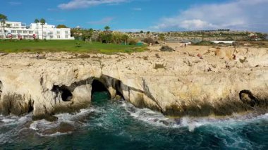 Aşıkların güzel köprüsü Akdeniz 'deki Ayia Napa, Cavo Greco ve Protaras yakınlarındaki doğal kaya kemeri. Efsanevi köprü aşıkları. İnanılmaz mavi deniz ve güneşli gün