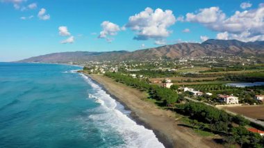 Kıbrıs 'taki Mauralis Sahili' nin havadan görünüşü. Mavralis Plajı, Kıbrıs Rum Kesimi 'nin Akamas Yarımadası' nda bulunan tenha ve bozulmamış bir plajdır..