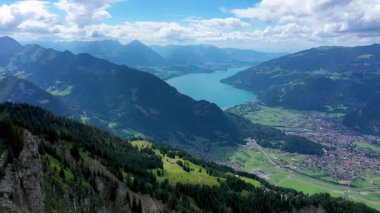 Schynige Platte 'den Brienz Gölü manzaralı Bernese Oberland, Bern Kantonu, İsviçre. İsviçre Alplerinde Schynige Platte adı verilen popüler dağ, hava manzaralı..