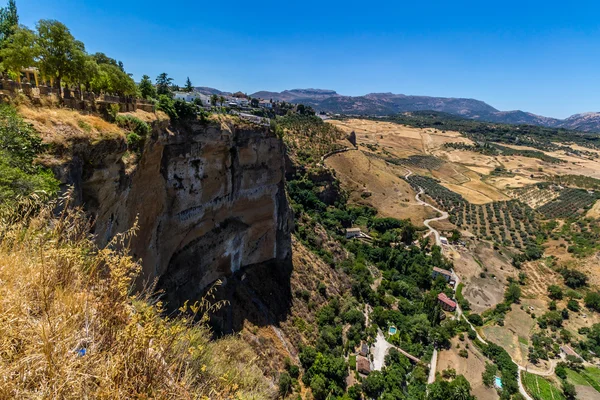 Андалусия пейзаж, сельская дорога и скала — стоковое фото