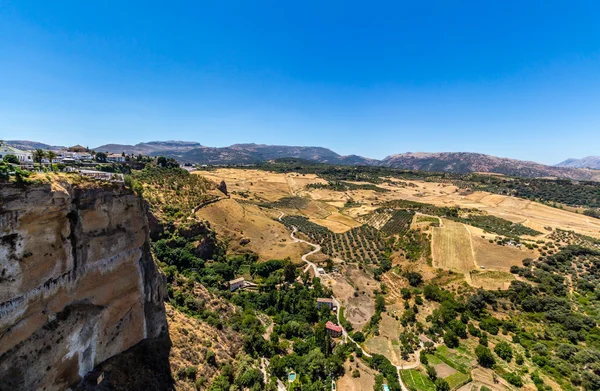 Андалусия пейзаж, сельская дорога и скала — стоковое фото