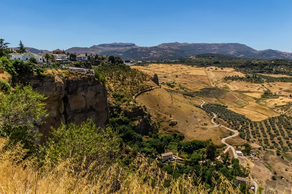 Andaluzia paisagem, estrada rural e rocha — Fotografia de Stock