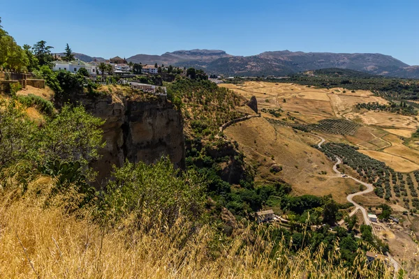Andaluzia paisagem, estrada rural e rocha em Ronda — Fotografia de Stock