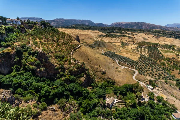 Андалусия пейзаж, сельская дорога и скала — стоковое фото