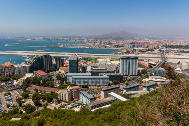 Deniz dağların tepesinden görünümü