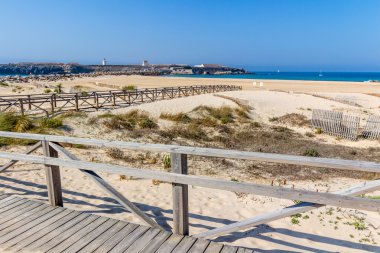 Okyanus kumsalda Tarifa