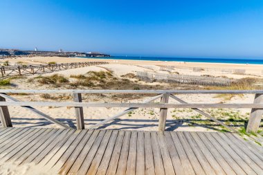 Okyanus kumsalda Tarifa