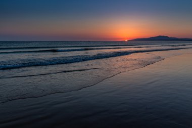 Okyanusun üzerinde gün batımı