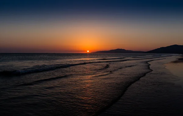 越过海洋，Tarifa，西班牙日落 — 图库照片