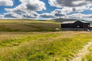Çim alan ve güzel bulutlar ile manzara