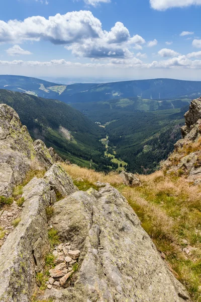 Krajina s horami a pěkné mraky — Stock fotografie