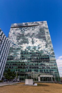cam yansıtıcı ofis binası