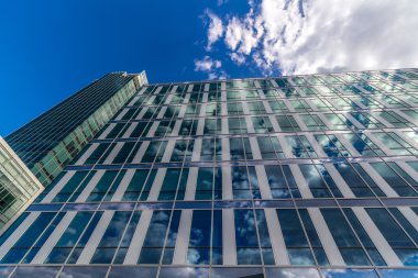 cam yansıtıcı ofis binası