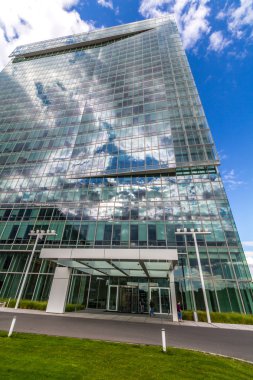 cam yansıtıcı ofis binası