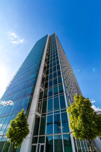 Edificio per uffici riflettente in vetro — Foto Stock