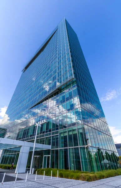 Glas reflecterende kantoorgebouwen tegen blauwe hemel — Stockfoto