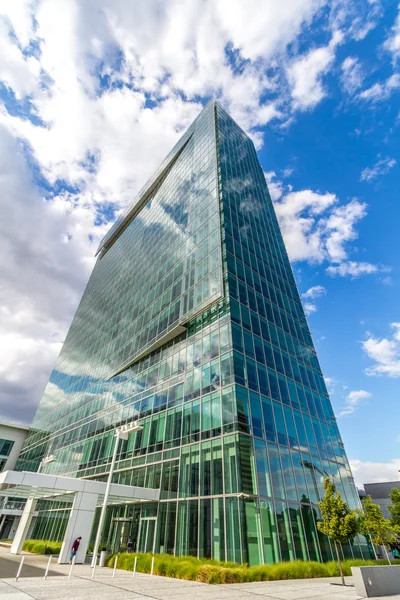 Glas reflecterende kantoorgebouw — Stockfoto