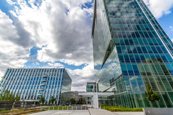 Edificio per uffici riflettente in vetro — Foto Stock