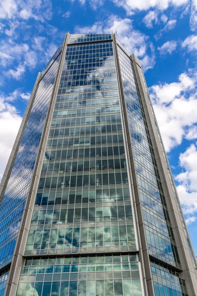 Edificio de oficinas reflectante de vidrio — Foto de Stock