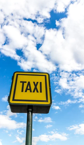 Ponto de estacionamento amarelo brilhante táxi — Fotografia de Stock