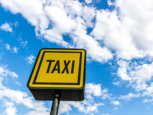 Marca de estacionamiento de taxi amarillo brillante — Foto de Stock