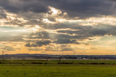 Yeşil alanda dramatik günbatımı