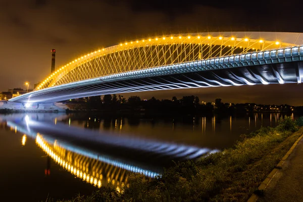 Vista notturna del ponte Troja — Foto Stock