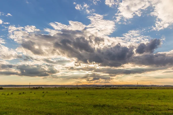 Coucher de soleil spectaculaire sur le champ vert — Photo