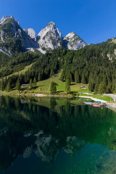 Beautiful landscape of alpine lake — Stock Photo, Image