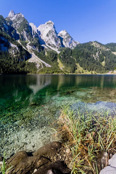 Hermoso paisaje de lago alpino — Foto de Stock