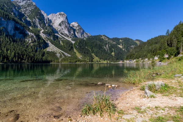 Vackra landskapet i alpine lake — Stockfoto