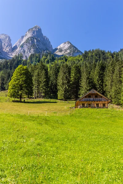 Prachtig landschap van bergen en meer — Stockfoto