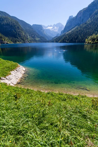 Prachtig landschap van bergen en meer — Stockfoto