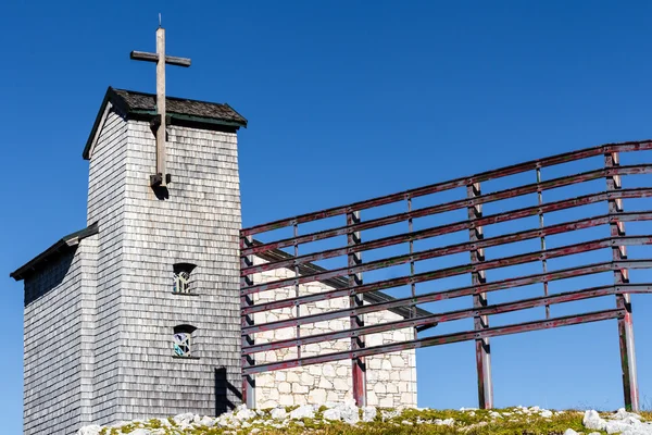 Capela no Dachstein no caminho para os "Cinco Dedos " — Fotografia de Stock