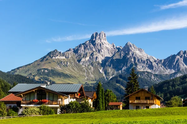 Paysage de montagnes, champ vert, ciel, forêt — Photo