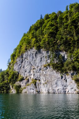 Alp dağ gölü Obersee yaz aylarında