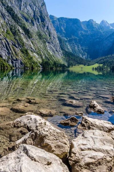 Bela paisagem do lago alpino — Fotografia de Stock