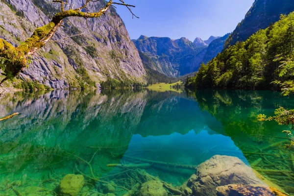 Krásná krajina alpské jezero — Stock fotografie