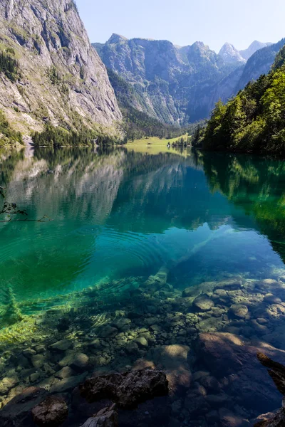 Hermoso paisaje de lago alpino — Foto de Stock